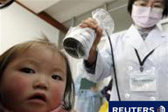 El vapor de la central de Japón eleva el temor a la radiación Hazuki Oka, de Minamisoma en Fukushima, se somete a una prueba de radiación en un centro de salud en Yonezawa.