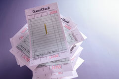 El Tribunal Supremo avala que Hacienda pida a un colegio privado facturas pagadas por un padre sin que se vulnere su derecho a la intimidad Varias facturas pinchadas.