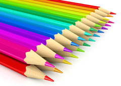 Varios lápices de colores.
