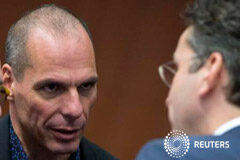 La UE y Grecia acuerdan iniciar conversaciones técnicas sobre financiación El ministro de Finanzas griego Yanis Varoufakis conversa con el presidente del Eurogrupo, Jeroen Dijsselbloem, el 9 de mrazo de 2015 en Bruselas