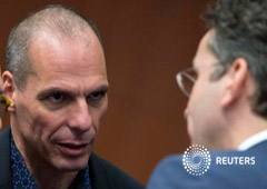 El ministro de Finanzas griego Yanis Varoufakis conversa con el presidente del Eurogrupo, Jeroen Dijsselbloem, el 9 de mrazo de 2015 en Bruselas