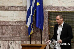 Grecia y las potencias europeas acuerdan redoblar las negociaciones El ministro de finanzas griego Yanis Varoufakis pasa delante de una bandera de la UE y otra griega durante una sesión parlamentaria en Atenas, 2 de abril de 2015