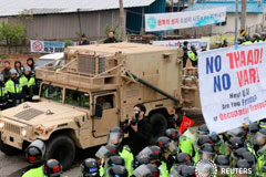 EEUU traslada sistema antimisiles a Corea del Sur, provocando protestas Un vehículo militar estadounidense parte del sistema de defensa aérea (THAAD) llega a Seongju, Corea del Sur, el 26 de abril de 2017