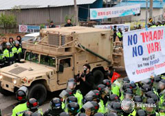 Un vehículo militar estadounidense parte del sistema de defensa aérea (THAAD) llega a Seongju, Corea del Sur, el 26 de abril de 2017