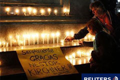 Miles de argentinos esperan para velar al ex presidente Kirchner Dos personsa colocan un vela durante la vigilia tras la muerte del ex presidente Néstor Kirchner frente al Palacio Presidencial en Buenos Aires, el 27 de octubre de 2010.