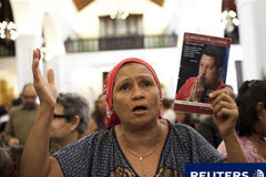 Venezuela suspende una cumbre regional por la salud de Chávez Venezuela postergó el miércoles una cumbre regional debido a la lenta recuperación del presidente Hugo Chávez de una cirugía de urgencia en Cuba, una decisión que agitó los fantasmas sobre su salud pese a la difusión de imágenes que lo mostraron en buena