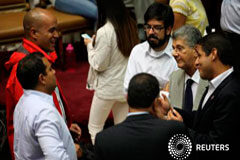 Gobierno y oposición de Venezuela se acercan en marco de diálogo Henry Ramos Allup (2do dcha), presidente de la Asamblea Nacional y diputado en la coalición de partidos de la oposición (MUD), habla con Hector Rodríguez (arriba izq), diputado del gubernamental PSUV antes de una sesión parlamentaria en Caracas, el 1 de n