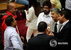 Henry Ramos Allup (2do dcha), presidente de la Asamblea Nacional y diputado en la coalición de partidos de la oposición (MUD), habla con Hector Rodríguez (arriba izq), diputado del gubernamental PSUV antes de una sesión parlamentaria en Caracas, el 1 de n