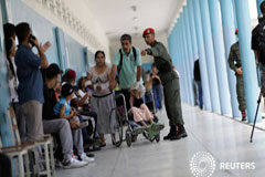 Empresa electoral dice participación en Venezuela fue manipulada en 1 millón de votos Un soldado da indicaciones a la gente que espera para votar durante las elecciones en Caracas, el 30 de julio de 2017