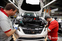Las ventas de coches en España suben un 7,6% en enero Trabajadores ensamblan coches en la línea de montaje de la la planta de SEAT en Martorell el 12 de noviembre de 2013