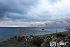 Imputados 16 guardias civiles por la muerte de 15 inmigrantes en Ceuta La verja en el enclave de Ceuta, en la playa del Tarajal, que separa las fronteras de España y Marruecos el 2 de marzo de 2014