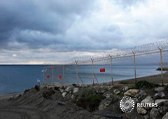 La verja en el enclave de Ceuta, en la playa del Tarajal, que separa las fronteras de España y Marruecos el 2 de marzo de 2014