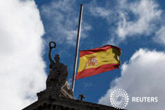 España identifica a 49 nacionales del avión siniestrado Una bandera de España a media asta en la Biblioteca Nacional en Madrid el 25 de marzo de 2015, primero de los tres días de luto decretados por el Gobierno tras el accidente