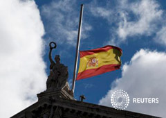 Una bandera de España a media asta en la Biblioteca Nacional en Madrid el 25 de marzo de 2015, primero de los tres días de luto decretados por el Gobierno tras el accidente