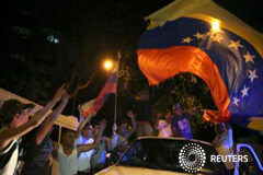 La oposición venezolana logra la mayoría en parlamento tras 16 años de chavismo Opositores celebran la victoria electoral en una calle de Caracas, el 7 de diciembre de 2015