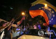 Opositores celebran la victoria electoral en una calle de Caracas, el 7 de diciembre de 2015