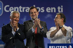 PREVIA – El PP se encamina a una victoria el 22-M El líder del PP, Mariano Rajoy (centro), con el presidente del partido en Andalucía, Javier Arenas (izq.), y el candidato para la alcaldía de Sevilla, Juan Ignacio Zoido, aplaudiendo en el mitin celebrado en Sevilla el 19 de mayo.