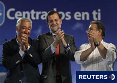 El líder del PP, Mariano Rajoy (centro), con el presidente del partido en Andalucía, Javier Arenas (izq.), y el candidato para la alcaldía de Sevilla, Juan Ignacio Zoido, aplaudiendo en el mitin celebrado en Sevilla el 19 de mayo.