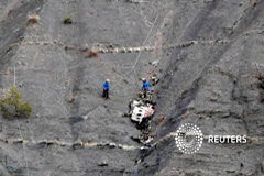 Un vídeo muestra los últimos segundos del vuelo de Germanwings – Bild Miembros de los equipos de rescate trabajan en las labores de recuperación de restos del avión, cerca de Seyne-les-Alpes, el 30 de marzo de 2015