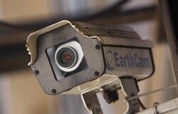 Primera sentencia sobre validez como prueba de la videovigilancia de los trabajadores tras aprobarse la LOPD Cámara de video en un edificio público