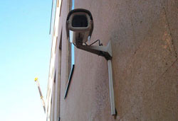 Una cámara vigilando una calle.