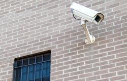 A Google se le abre otro frente legal Una cámara vigilando una calle.