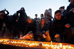 El atacante de Londres nació en Reino Unido y era conocido por el MI5 Varias personas encienden velas y depositan flores en una vigilia en Trafalgar Square el 23 de marzo