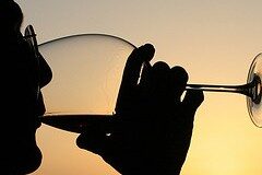 Vender vino manchego con etiquetas de la D.O. Rioja supone un uso ilícito de la marca, una falsificación y una estafa Vender vino manchego con etiquetas de la D.O. Rioja supone no sólo un uso ilícito de la marca sino una falsificación y una estafa. Un hombre bebe vino.