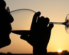 Vender vino manchego con etiquetas de la D.O. Rioja supone no sólo un uso ilícito de la marca sino una falsificación y una estafa. Un hombre bebe vino.