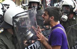 La crisis aviva el crimen, pero desciende el riesgo de guerr un manifestante griego grita a un grupo de antidisturbios en Tesalónica, el 5 de mayo de 2010.