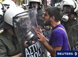 un manifestante griego grita a un grupo de antidisturbios en Tesalónica, el 5 de mayo de 2010. un manifestante griego grita a un grupo de antidisturbios en Tesalónica, el 5 de mayo de 2010.