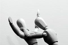 La intimidación ambiental desde el conocimiento de los delitos sexuales Dos muñecos agrediéndose