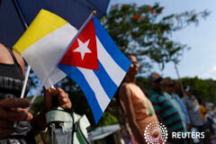 El Gobierno cubano y los disidentes no varían el guión en la visita del papa Una mujer sujeta una bandera cubana y una con los colores del Vaticano en una carretera mientras espera al paso del papa Francisco en El Cobre, Cuba, 21 de septiembre de 2015