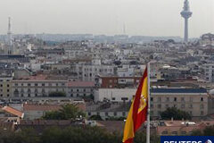 Moody’s rebaja la deuda de 9 comunidades y 5 bancos españoles una bandera española en el centro de Madrid