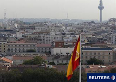 una bandera española en el centro de Madrid