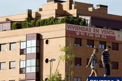 La compraventa de viviendas profundiza su caída en agosto una pareja pasea junto a un bloque de pisos con un cartel de "Viviendas en venta" en una zona residencial de Madrid