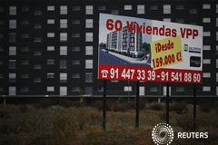 La compraventa de viviendas en España salta en octubre En la imagen, un cartel que anuncia la venta de viviendas a las afueras de Madrid, el 7 de diciembre de 2012