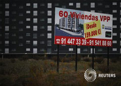 En la imagen, un cartel que anuncia la venta de viviendas a las afueras de Madrid, el 7 de diciembre de 2012