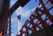 Acción directa del subcontratista frente al promotor de la obra Una grua de un edificio en construcción.