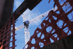 Promotoras en concurso de acreedores e incumplimientos contractuales Una grua de un edificio en construcción.