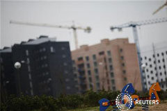 El precio de la vivienda en España cae en 2012 a niveles de 2004 En la imagen, un parque cerca de edificios de viviendas en las afueras de Madrid el 7 de diciembre de 2012