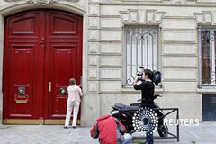 La policía registra la casa de Sarkozy por el caso Bettencourt Varios periodistas hacen guardia en la puerta del edificio que alberga las nuevas oficinas del ex presidente francés Nicolas Sarkozy en París, el 3 de julio de 2012