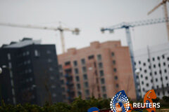 El “banco malo” amplía capital para dar entrada a inversores privados Un parque infantil y detrás bloques de viviendas en construcción