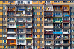El Fondo Social de Viviendas se amplía para acoger más supuestos de vulnerabilidad social Balcones de un edificio de viviendas