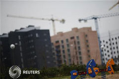 El precio de la vivienda nueva en España cae a niveles de 2003 En la imagen, un parque infantil vacío junto a unos bloques de casas en construcción en las afueras de Madrid, el 7 de diciembre de 2012