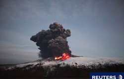 La nube de ceniza del Estatut El vólcán de Islandia en erupción.