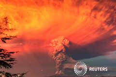 Volcán chileno Calbuco sorprende con potente erupción, ordenan evacuación Cenizas del volcan Calbuco visto de Puerto Montt, el 22 de abril 2015
