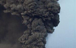 La nube de cenizas deja 1.000 vuelos en tierra una nube de ceniza del volcán bajo el glaciar Eyjafjallajokull en Islandia, el 16 de mayo de 2010.