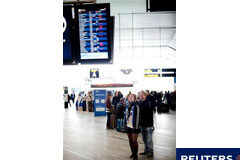 Cerrados dos aeropuertos alemanes por la ceniza volcánica Dos pasajeros miran los paneles informativos del aeropuerto Gothenburg-Landvetter, en Gotemburgo, el 24 de mayo de 2011.