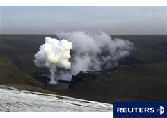 Una nube de humo sale del volcán Grimsvotn, bajo el glaciar Vatnajokull en el sureste de Islandia, el 25 de mayo de 2011.